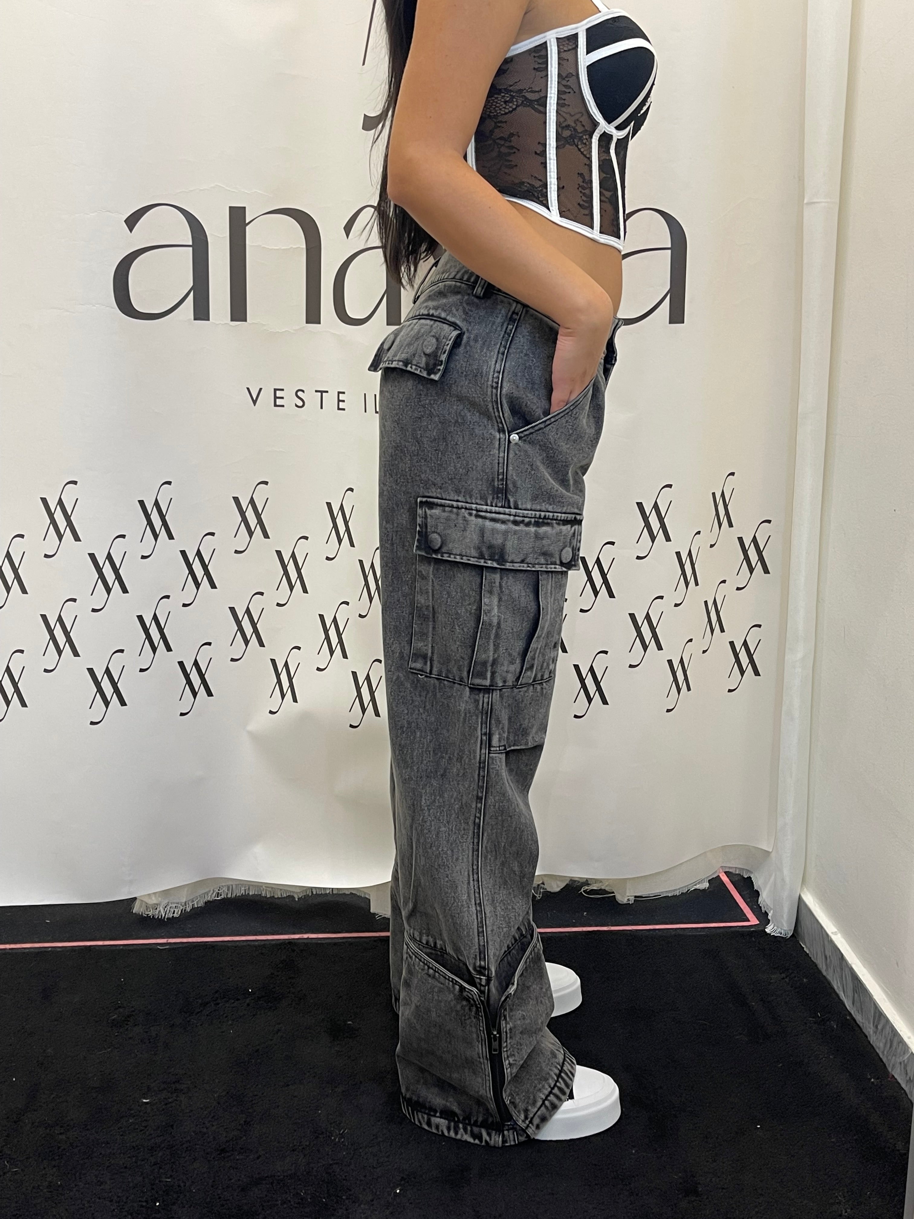 Jeans cargo con corsetto