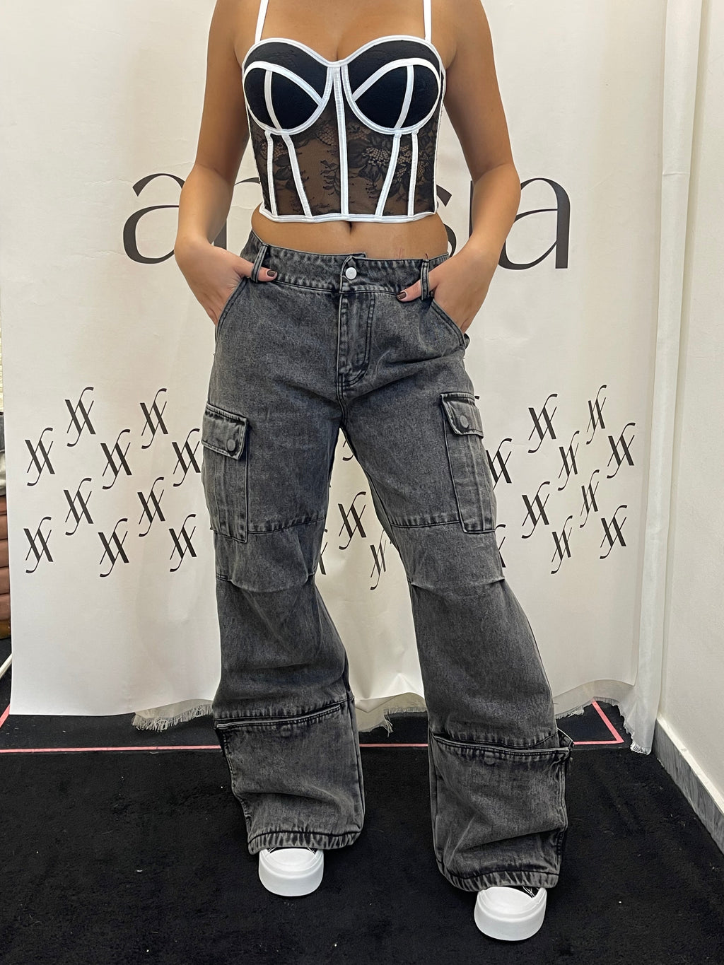 Jeans cargo con corsetto